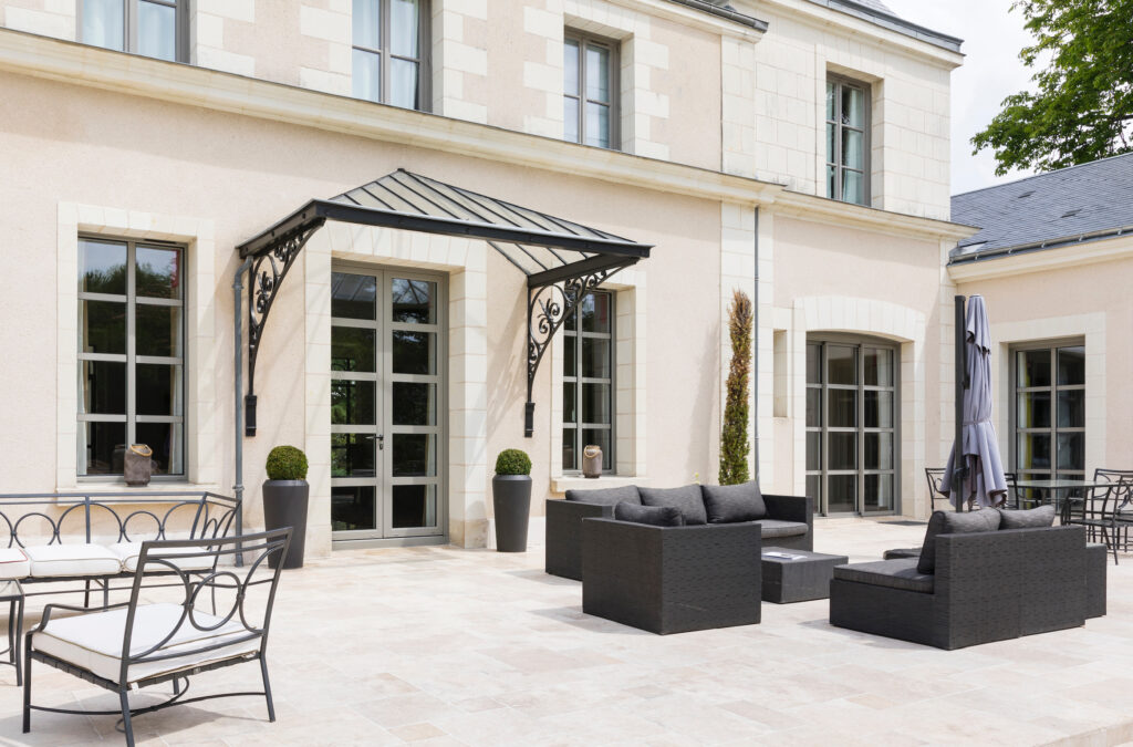 Façade de villa avec des menuisières style néo-classiques grises claires