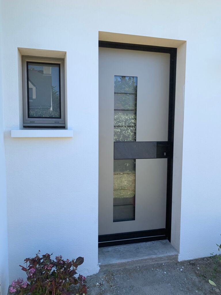 Une porte d'entrée moderne grise et noir, avec insert vitré vertical