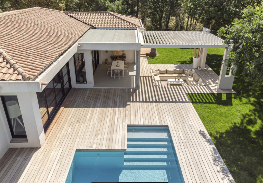 Villa vue du ciel équipée d'un pergolas RENSON, d'une baie vitrée, et d'une extension semi-ouverte